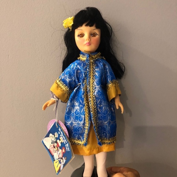 Effanbee Dolls From Countries - Picture 6 of 16